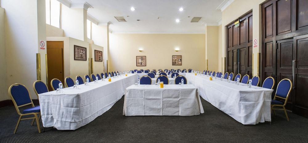 New Ambassador Hotel Χαράρε Εξωτερικό φωτογραφία