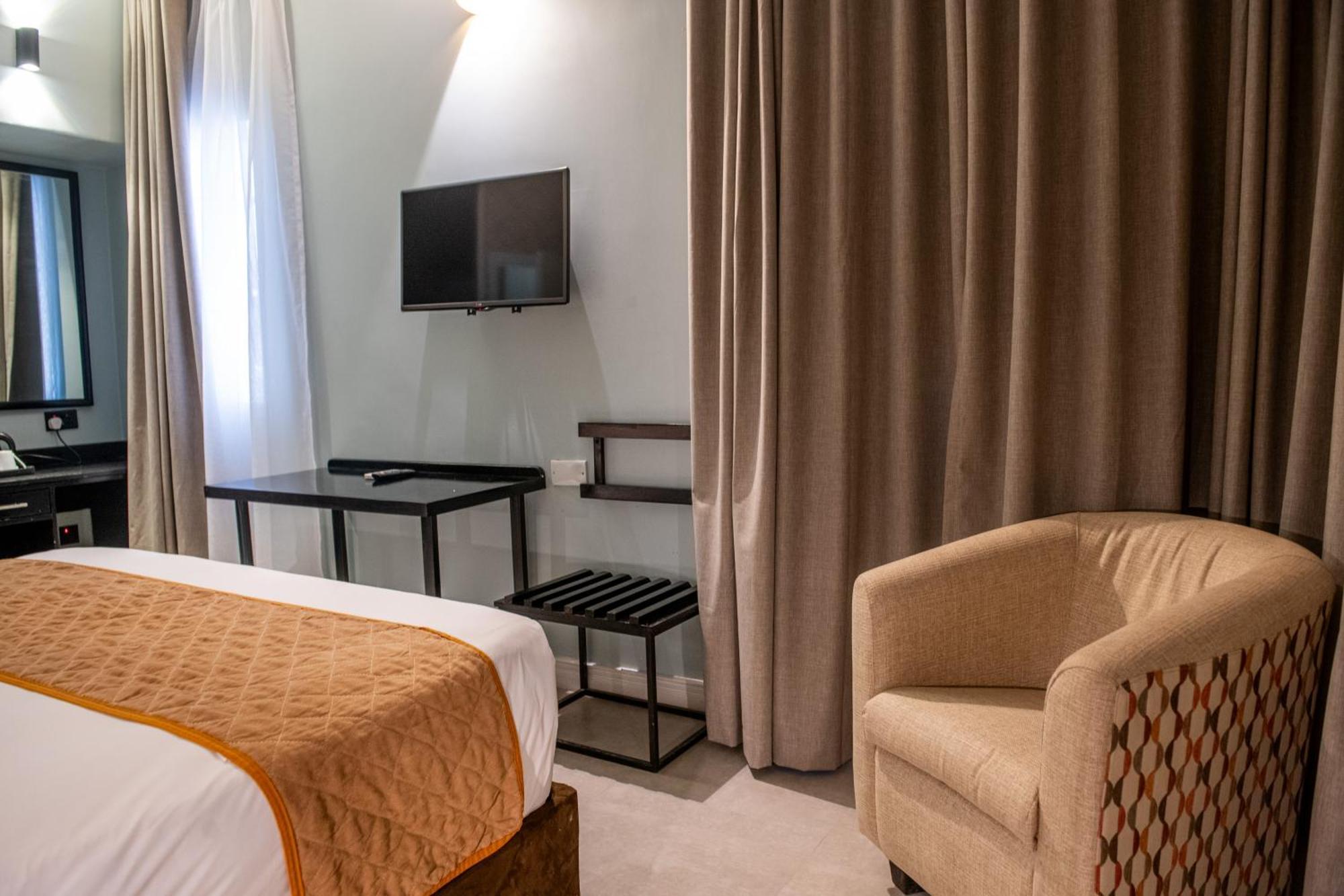 New Ambassador Hotel Χαράρε Εξωτερικό φωτογραφία