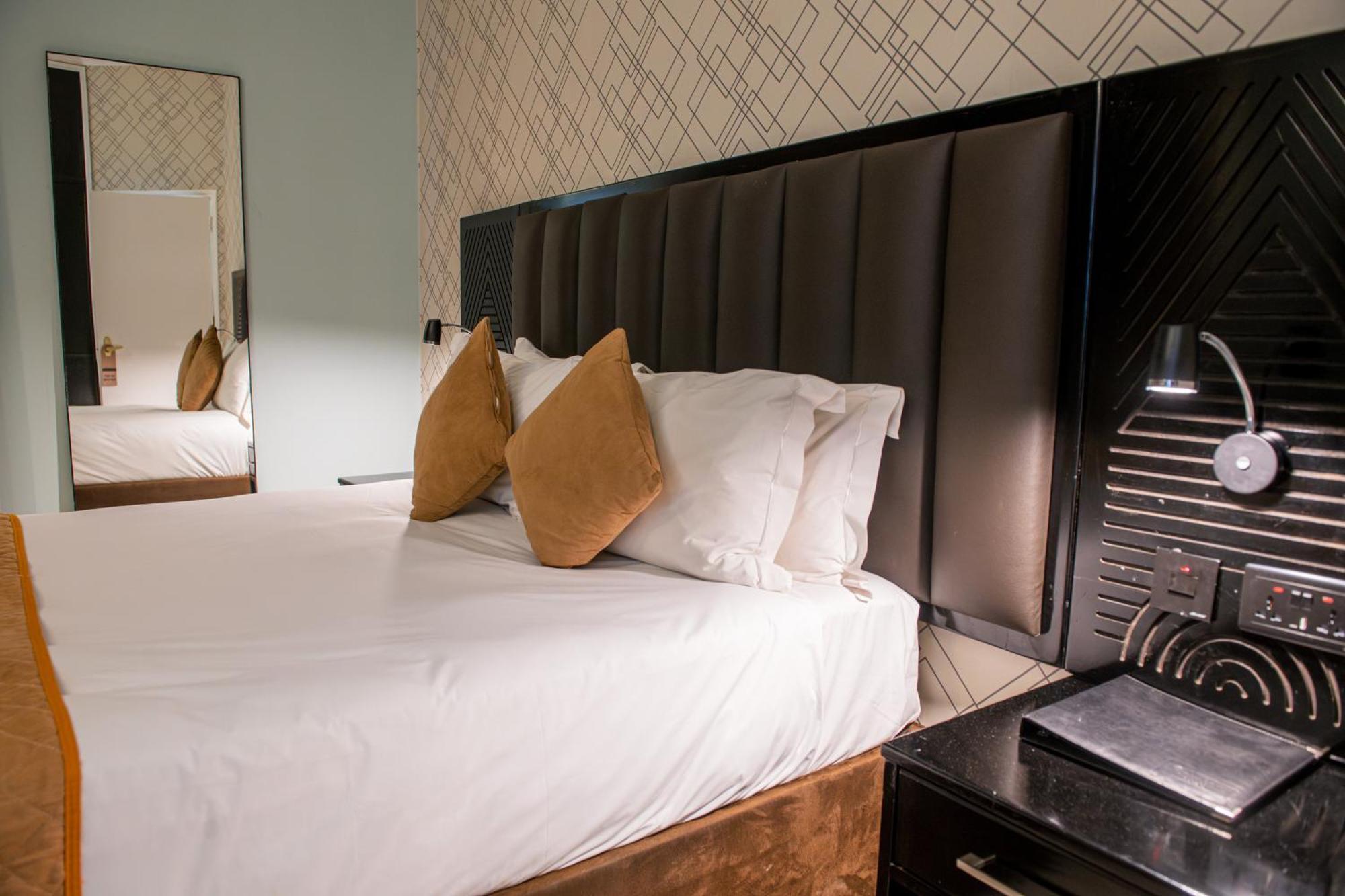 New Ambassador Hotel Χαράρε Εξωτερικό φωτογραφία